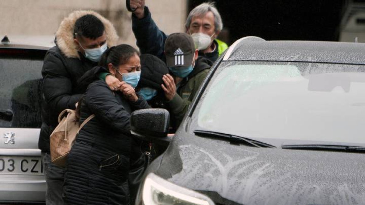 Familiares del buque pesquero Villa de Pitanxo, que naufragó en aguas canadienses de Terranova, salen de la casa armadora en Marín, este miércoles. SALVADOR SAS