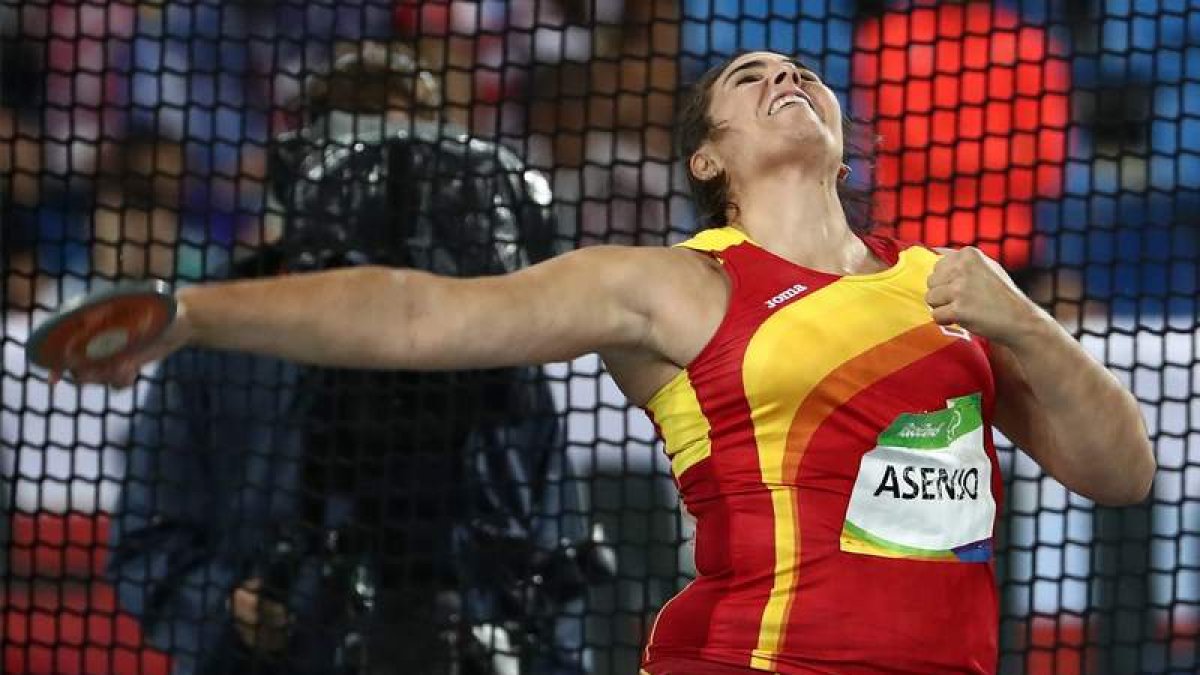 Sabina en el momento de efectuar su primer lanzamiento que con 56,94 metros fue el mejor de su serie de clasificación. AZUBEL