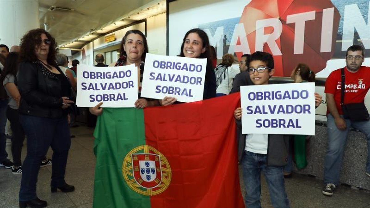 Seguidores del cantante portugués Salvador Sobral, vigente vencedor del festival de Eurovisión, le agradecen el triunfo a su llegada a Portugal.