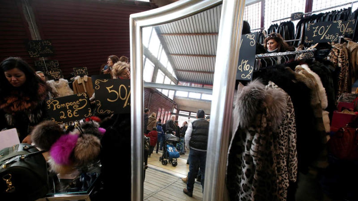 Los visitantes se acercaron ayer en buen número a la feria instalada en el Museo del Ferrocarril. a. f. b.