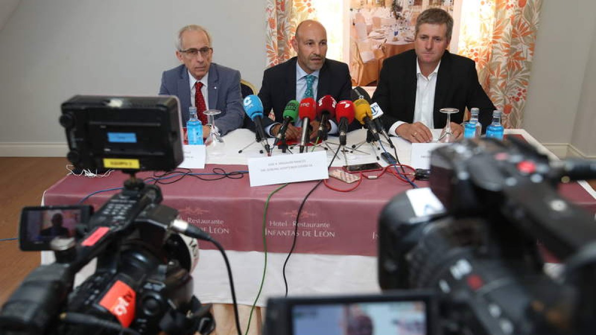 Representantes de Hopsteiner y de Lúpulos de León explicaron el nuevo contrato para el lúpulo. RAMIRO