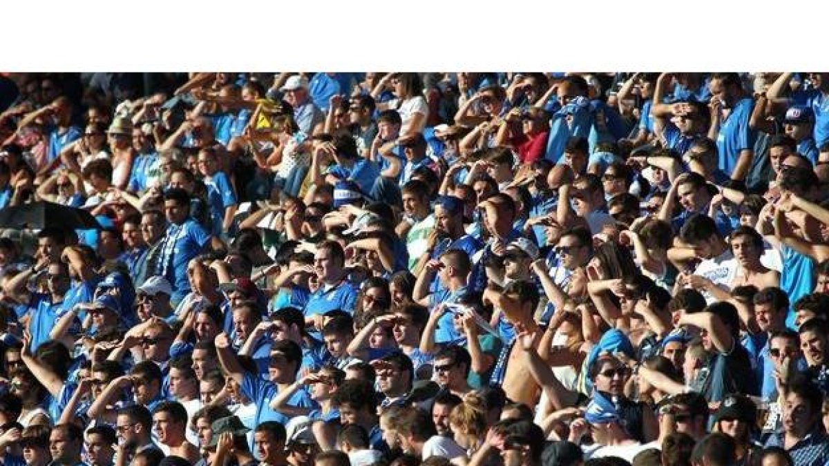 Miles de seguidores del Oviedo llegaron a León para arropar a su equipo y convirtieron la ciudad en una gran fiesta azulona