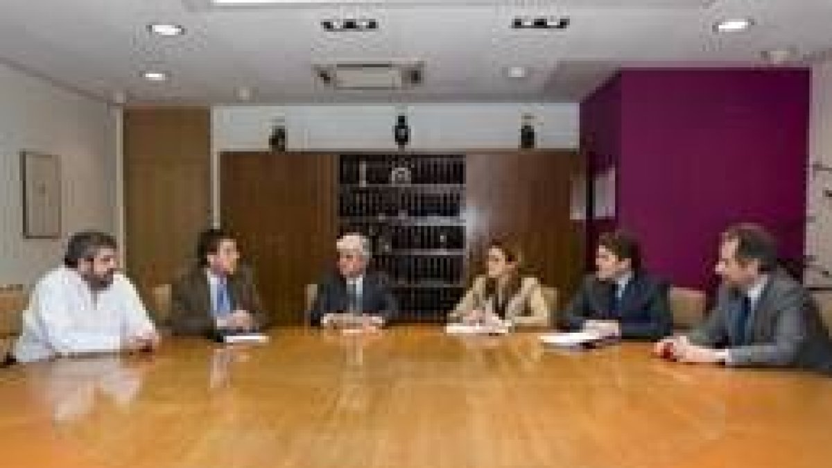 El presidente de Renfe, José Salgueiro, se reunió con responsables del PSOE y de UGT en Valladolid