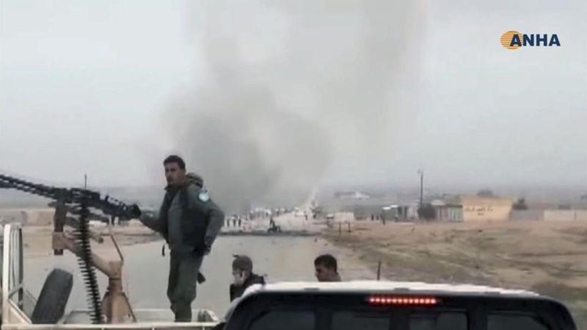 Combatientes kurdisorios montan guardia en el lugar del atentado, próximo a la ciudad siria de Hasaka.