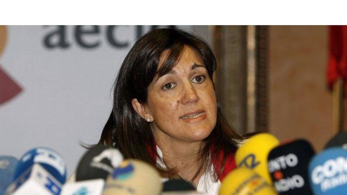 Soraya Rodríguez, entonces secretaria de Estado de Cooperación, atiende a los medios, en agosto del 2010.