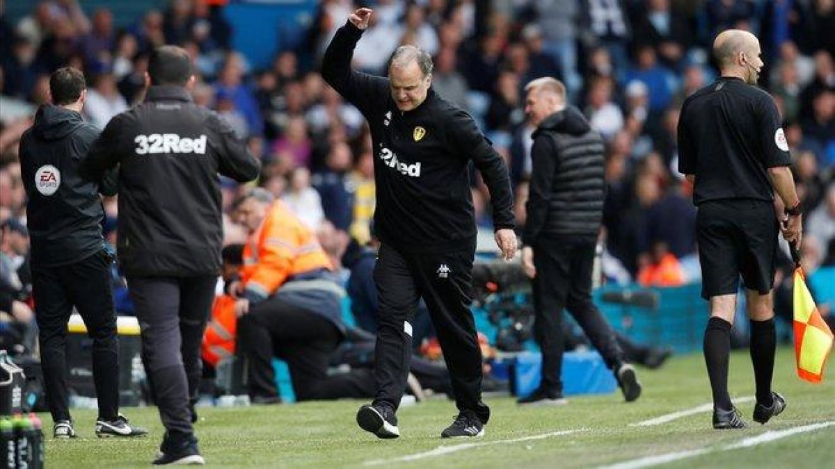 Bielsa se indigan durante el partido entre Leeds y Aston Villa.