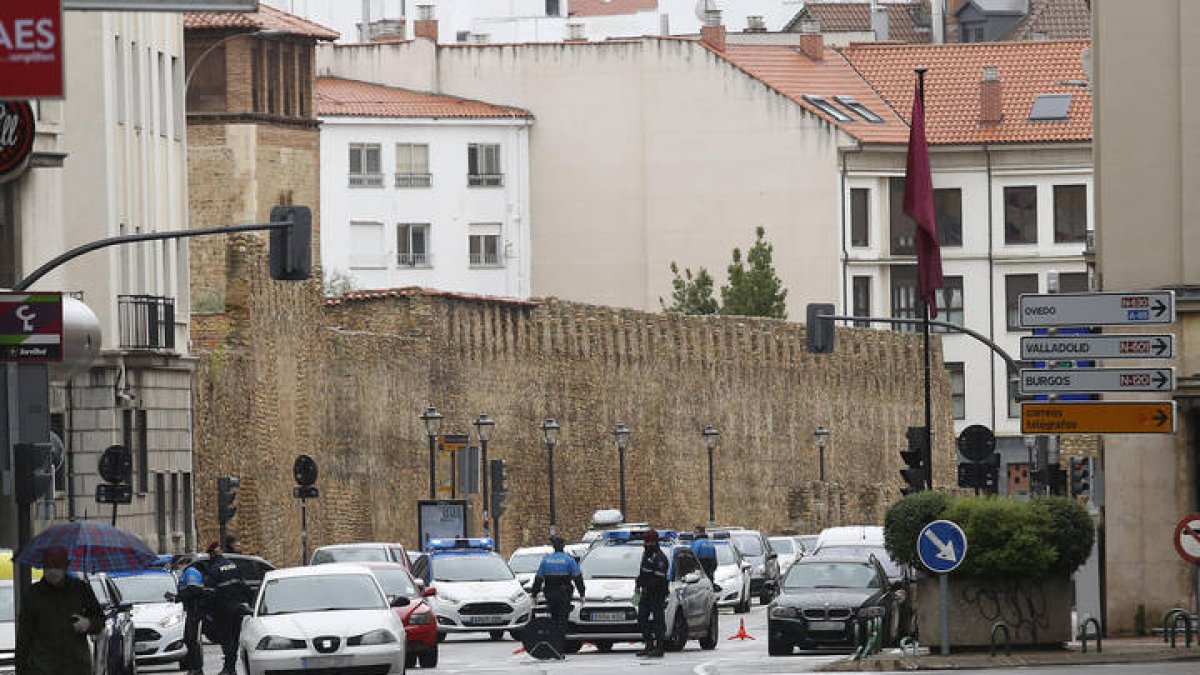 Reportaje de calle sobre el coronavirus, control de la Policía Local de León. F. Otero Perandones.