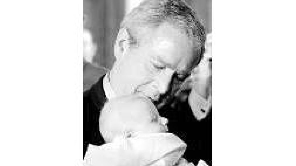 Bush observa a un bebé que nació de un embrión adoptado
