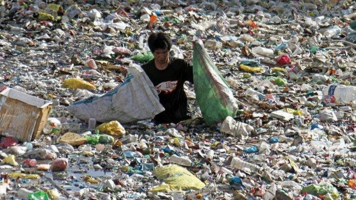 Río repleto de plásticos en Cebu, Filipinas, antes de desembocar en el mar.