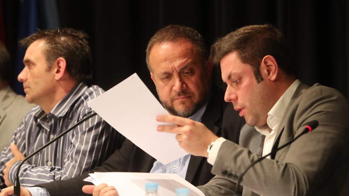 Gerardo Álvarez Courel atiende las explicaciones de Iván Alonso, ayer en el Pleno comarcal. LDM
