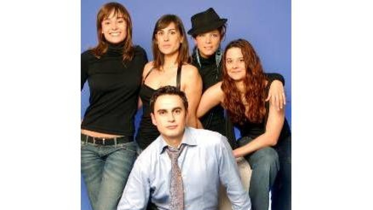 El productor leonés Pablo Bautista con algunas de las actrices de «WC»
