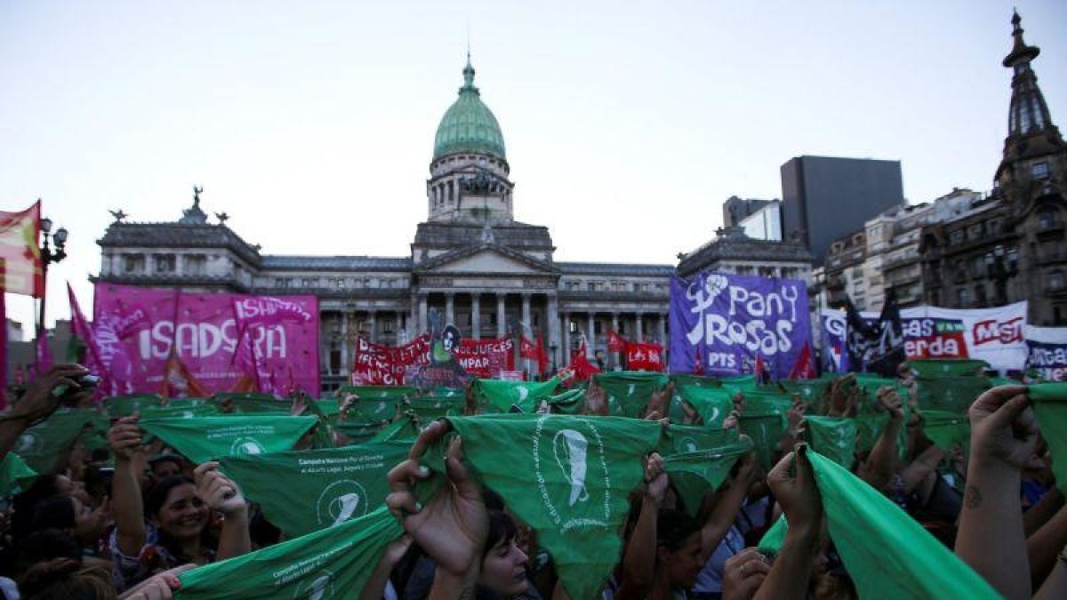 Las mujeres en Argentina se manifiestan en favor de la legalización del aborto.