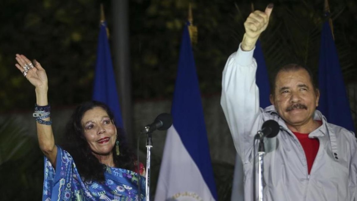 Rosario Murillo y Daniel Ortega tras votar el domingo en Managua.