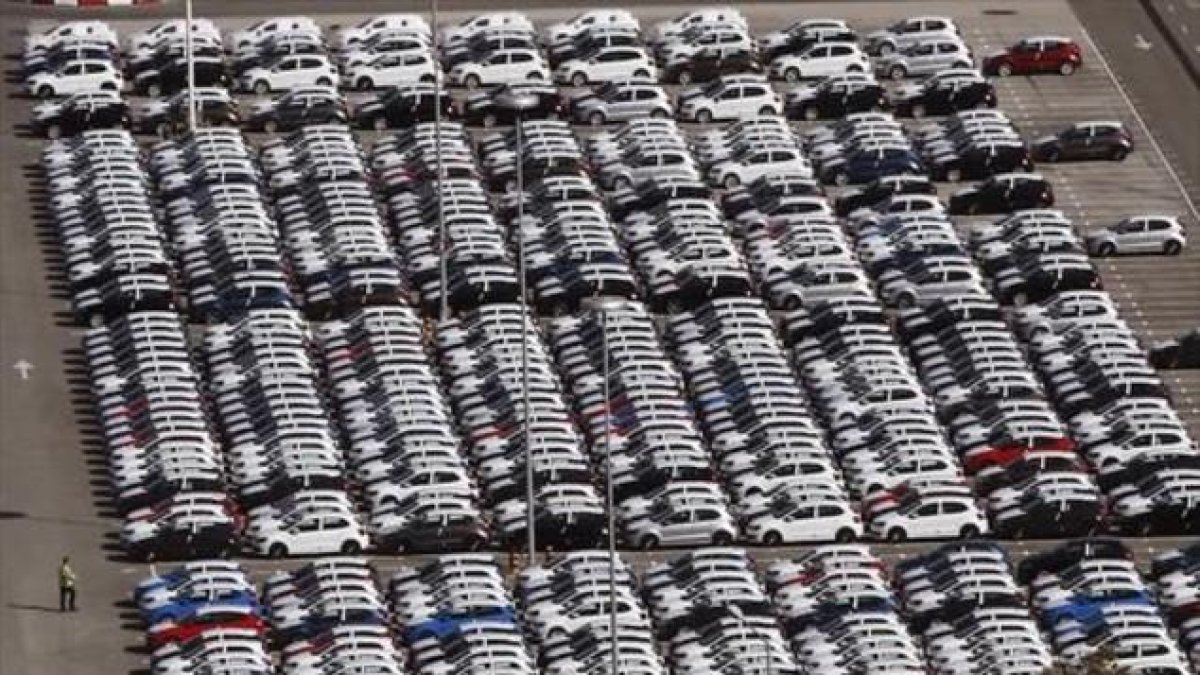 Coches aparcados en la factoría de Volkswagen de Navarra.