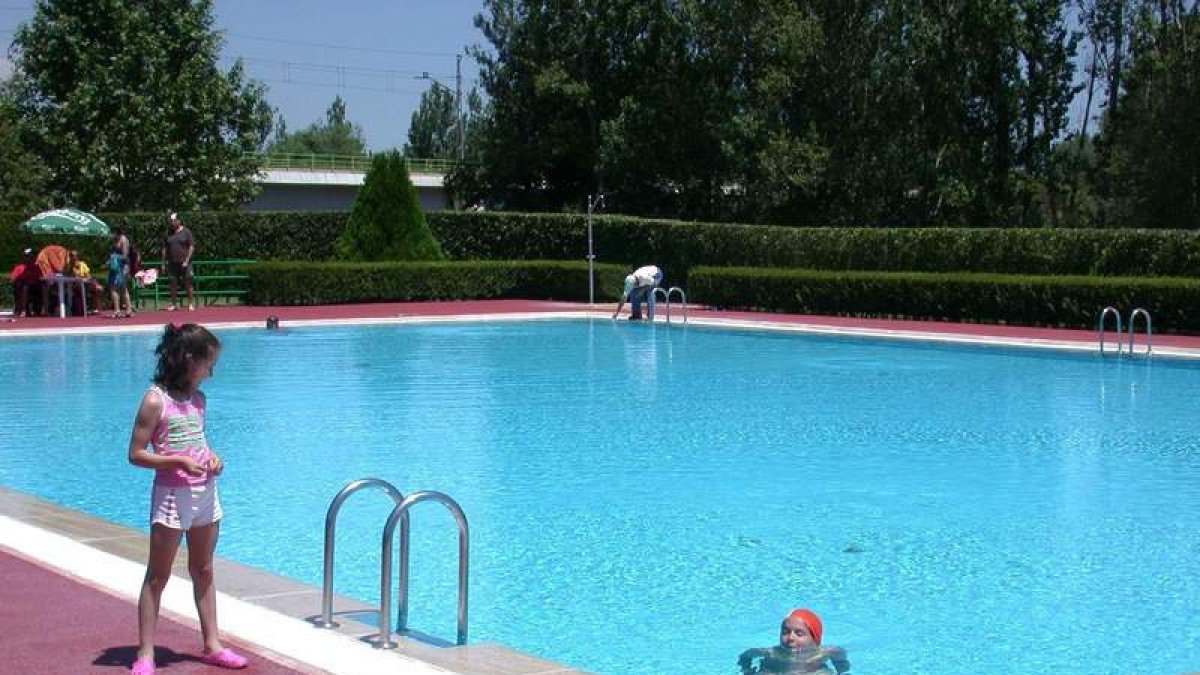 Las piscinas de Veguellina son un buen reclamo para las familias. DL