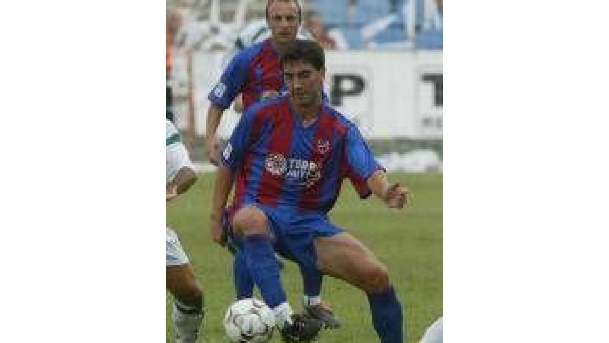 Santiago Carpintero durante un partido de su equipo, el Levante