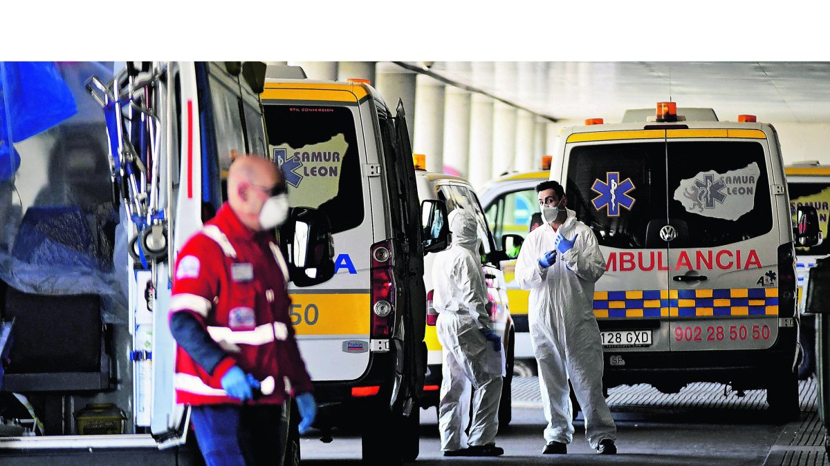 Zona de urgencias del Hospital de León este jueves, en una jornada marcada por el estado de alarma a causa de la pandemia del coronavirus. EFE/J.Casares