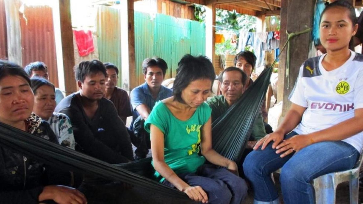 La "mujer de la jungla", Rochom P,ngieng, junto con el hombre vietnamita que dice ser su padre.
