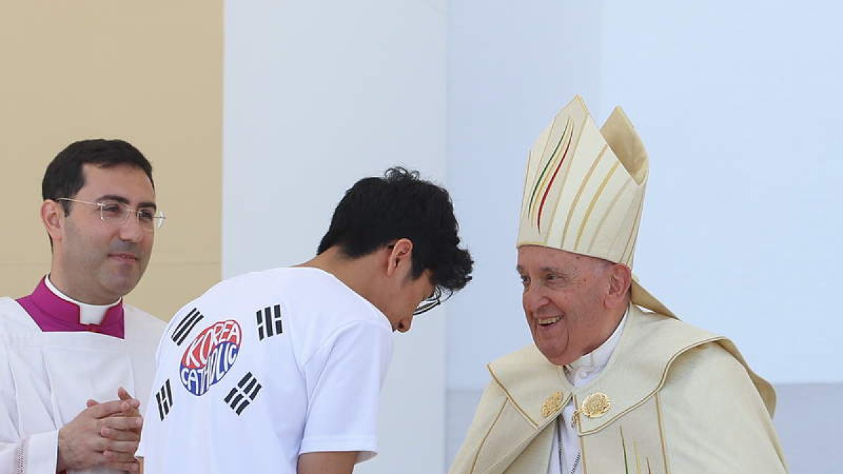 Olas de peregrinos en el final de la bendición del papa Francisco en Lisboa. INACIO ROSA / POOL