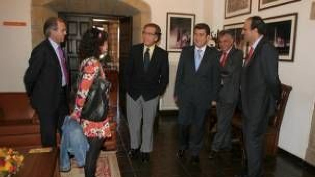Los principales ejecutivos de Caixa Galicia firmaron el jueves en Ponferrada un convenio cultural