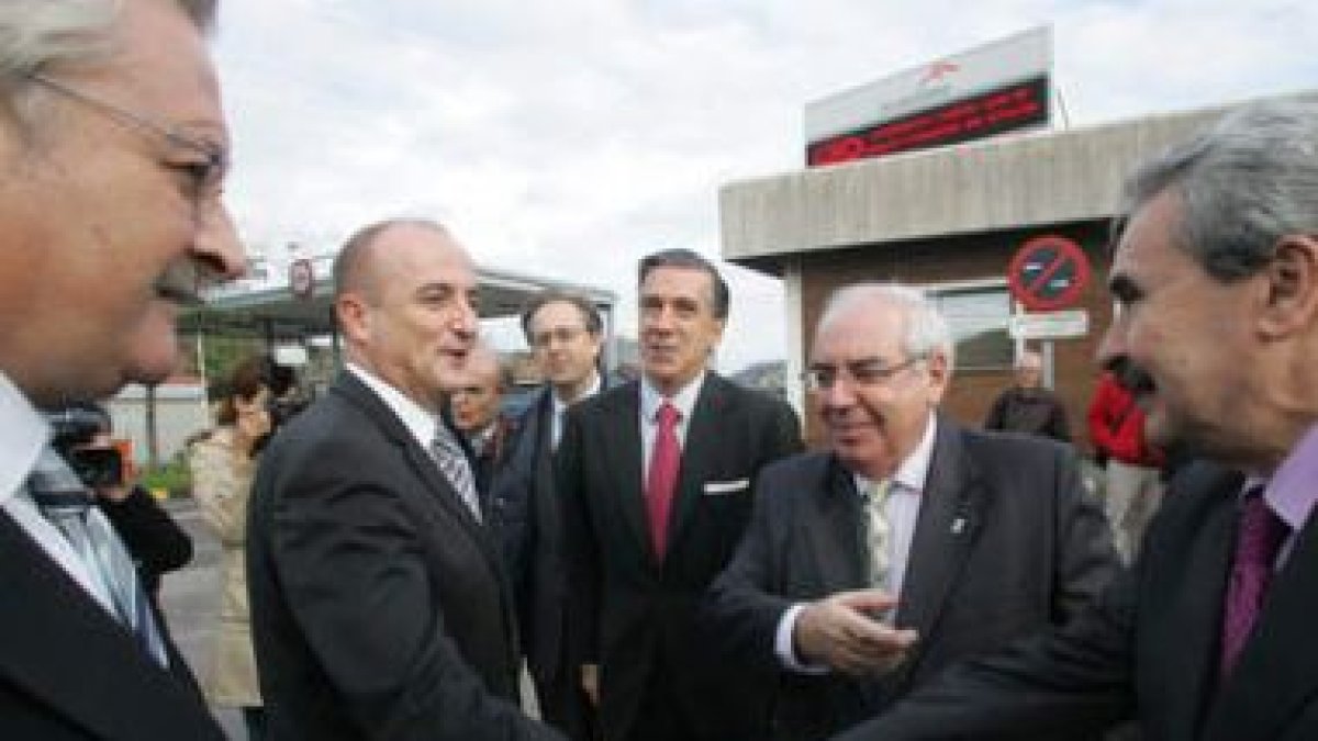 Miguel Sebastián, junto a Trevín y Álvarez Areces, ante la factoría de Arcelor.