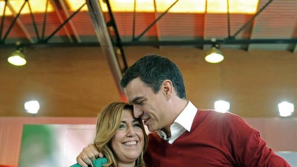 Pedro Sánchez, el pasado sábado en Sevilla junto a la presidenta andaluza, Susana Díaz.