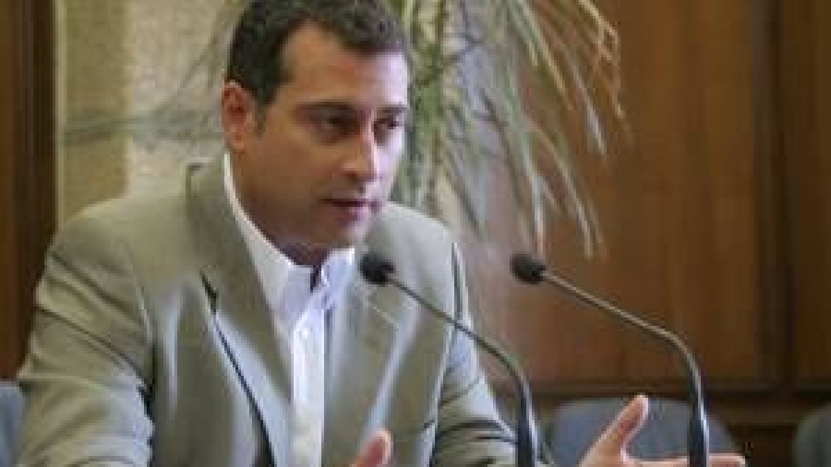 El concejal Reiner Cortés presentó ayer las nuevas medidas para afrontar la crisis económica