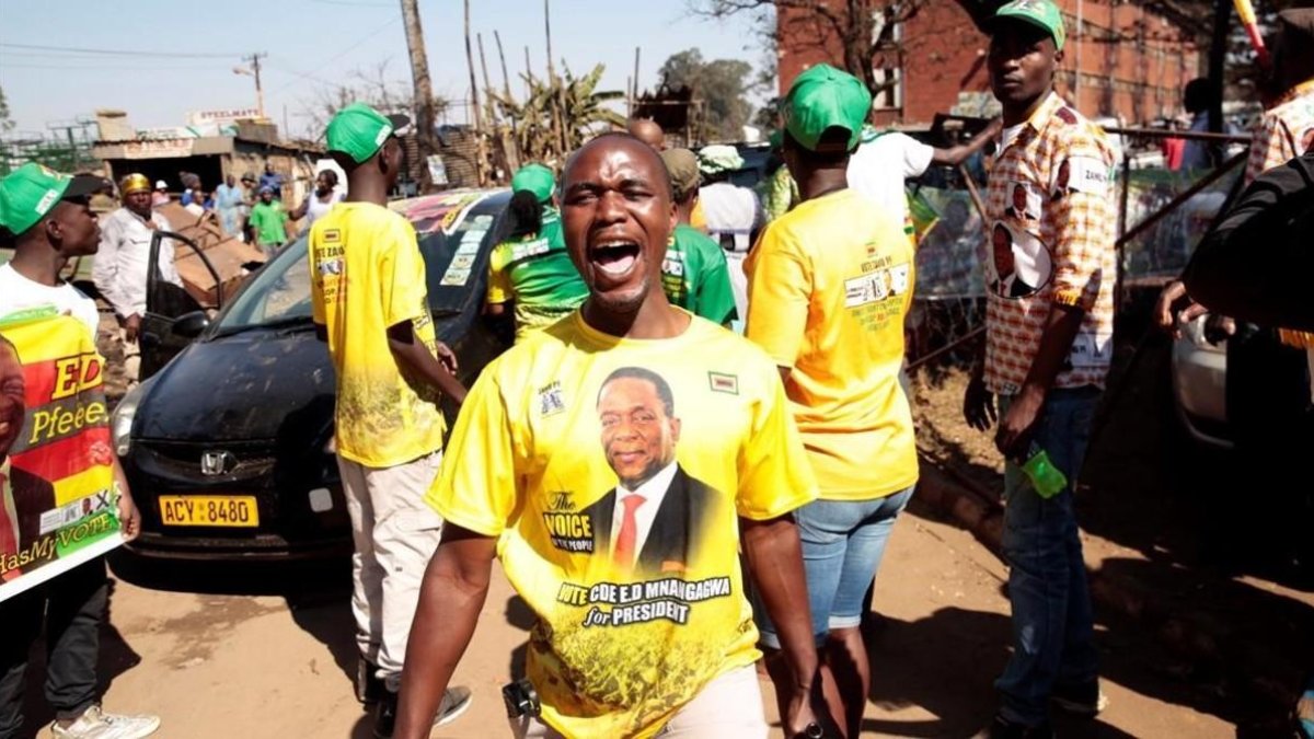 Una simpatizante de la Unión Nacional Africana de Zimbabue-Frente Patriótico celebra la victoria electoral de Mnangagwa