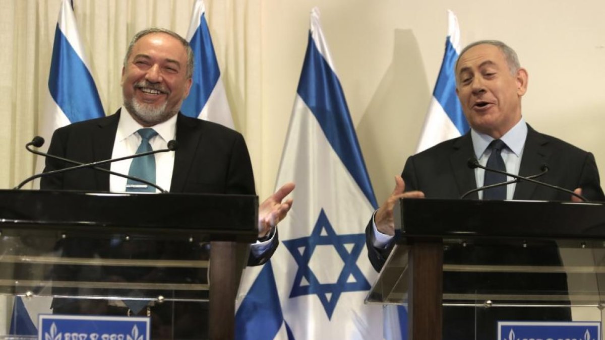 El ultra Avigdor Lieberman, a la izquierda, junto al primer ministro israelí, Benjamin Netanyahu.