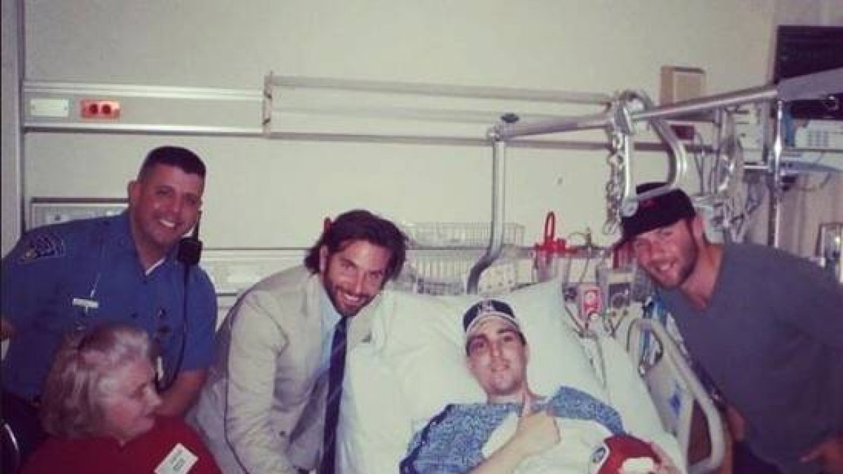 Jeff Bauman, mutilado en el atentado de Boston, ha publicado en su perfil de Facebook una foto junto a sus familiares tomada en su habitación del hospital.