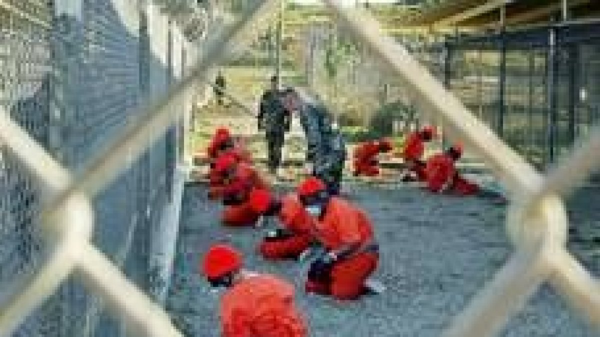Los primeros prisioneros de guerra talibanes de Al Qaida, en la base de Estados Unidos en Guantánamo