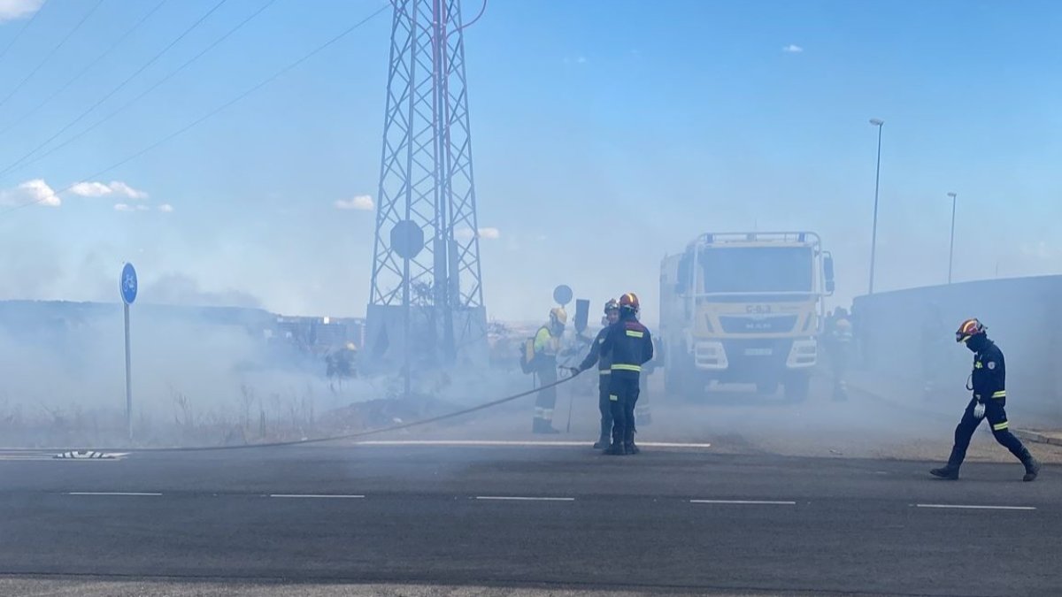 El incendió empezó junto a la torre eléctrica que se ve en la imagen, a pocos metros de las viviendas. MARTA