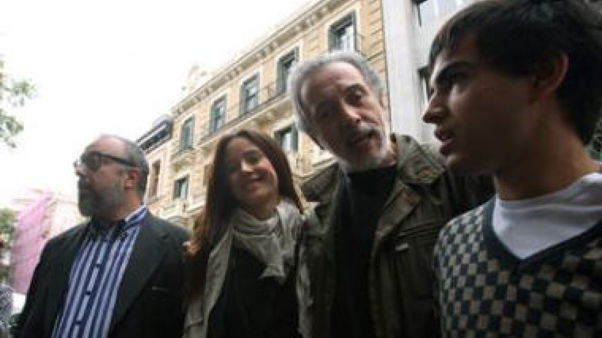 Trueba con los protagonistas de la película y Álex de la Iglesia.