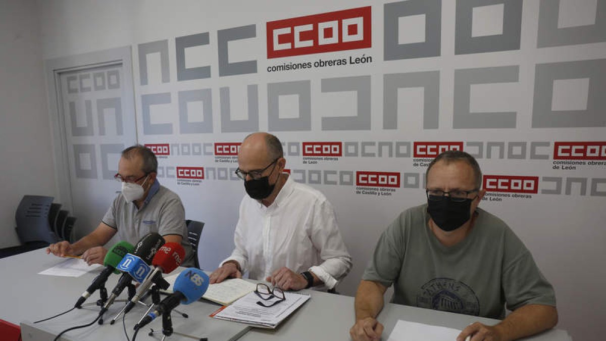 Los investigadores Antonio Gutiérrez y Alberto Sola, junto a José Antonio Alegre, en la rueda de prensa de ayer. FERNANDO OTERO