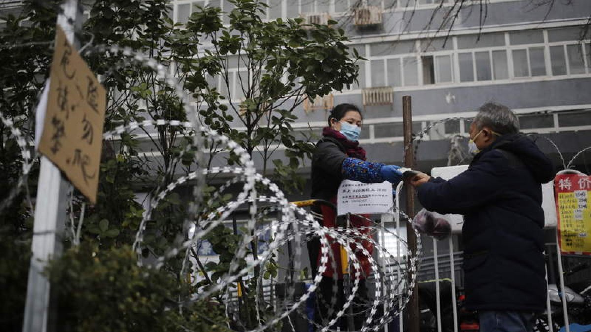 Alambres en un complejo residencial en Pekín para evitar la entrada y prevenir el coronavirus.
