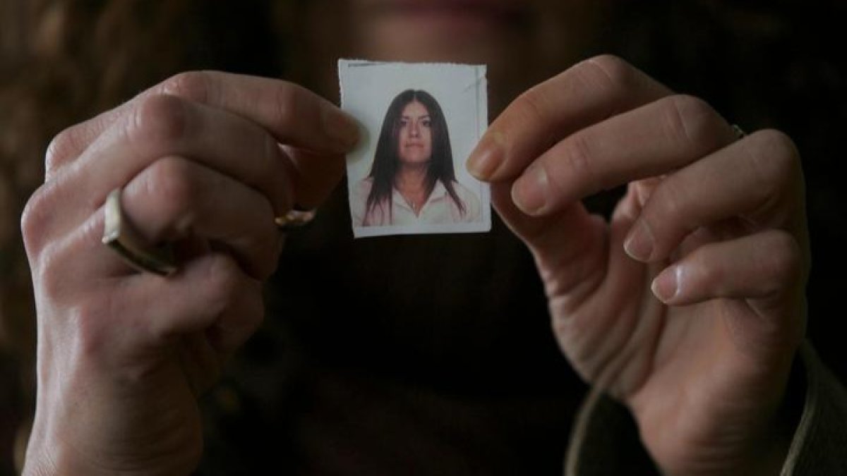La hermana de Sheila muestra una imagen de la joven tras el crimen, en 2004. JESÚS F. SALVADORES