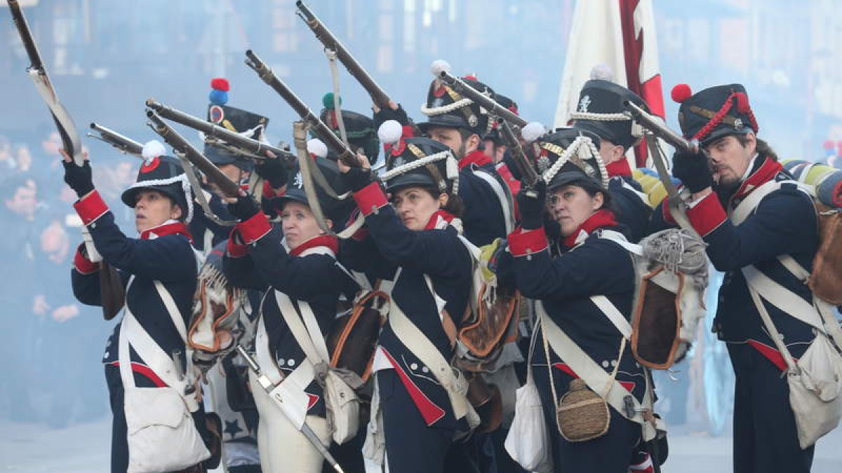 Soldados franceses, en las calles de Cimadevilla, participantes en la recreación de la batalla en su edición del pasado año .
