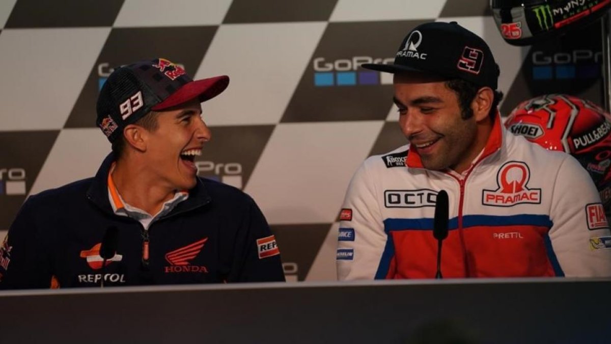 Marc Márquez bromea con el italiano Danilo Petrucci en la conferencia de prensa de hoy en Sachsenring (Alemania).