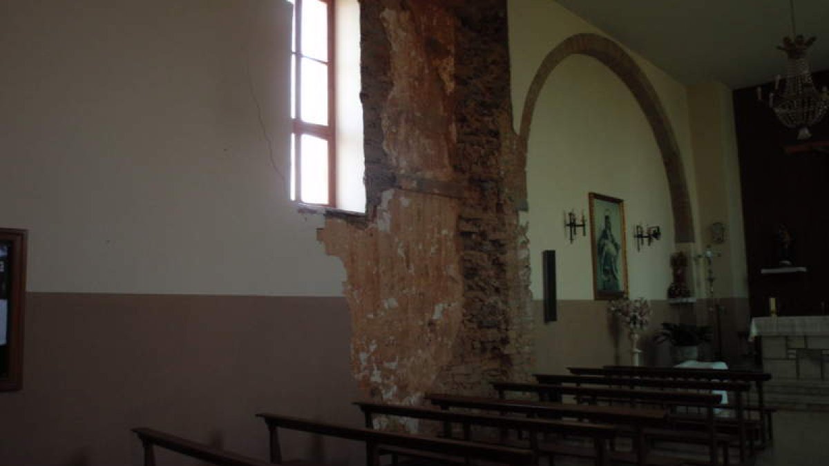 Parte de los muros interiores de la iglesia se han caído sin que hasta la fecha se haya intervenido