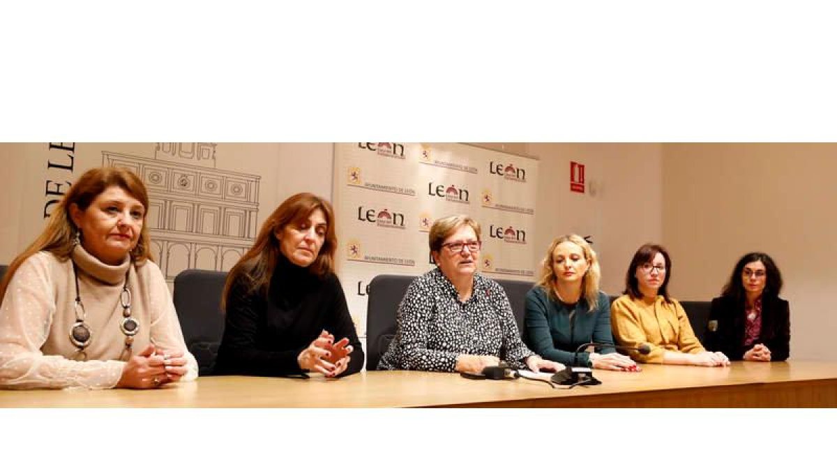 Mercedes Carnero,  Mayte González; la concejala de Mayores, Lourdes González; Paz Bravo, Silvia Tocino y Beatriz Travieso. MARCIANO PÉREZ