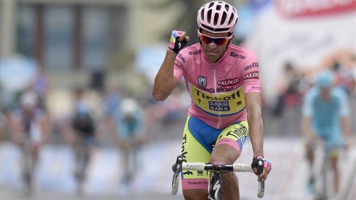 Contador levanta un brazo, tras sentirse ganador del Giro en la cima de Sestriere.