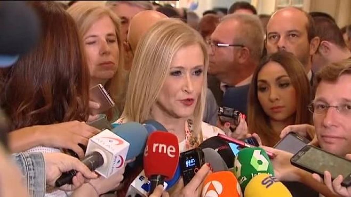 La presidenta madrileña decidirá durante el debate si interviene en el mismo.