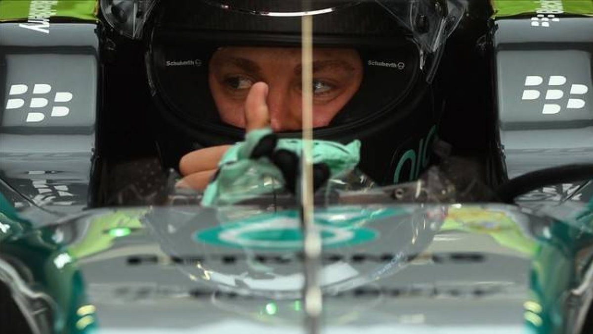 Rosberg da el OK a sus mecánicos desde el interior del Mercedes.