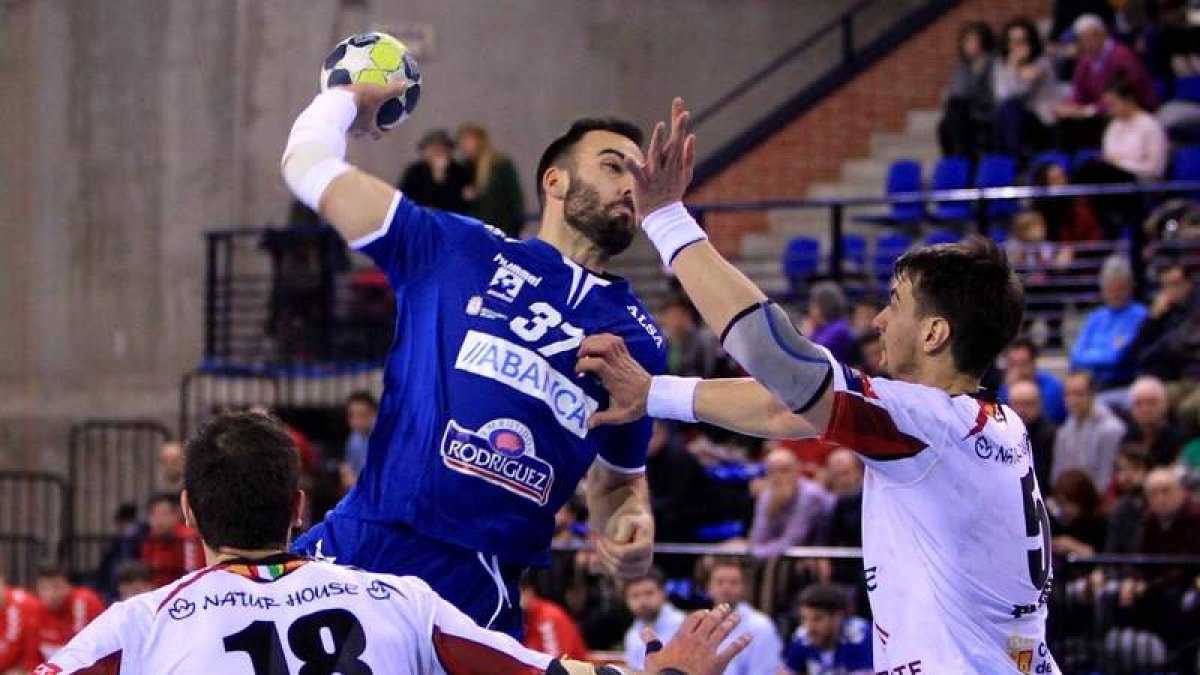 Una imagen que refleja lo que fue el partido: el lateral ademarista Alex Costoya desbordando la defensa del conjunto riojano. FERNANDO DÍAZ