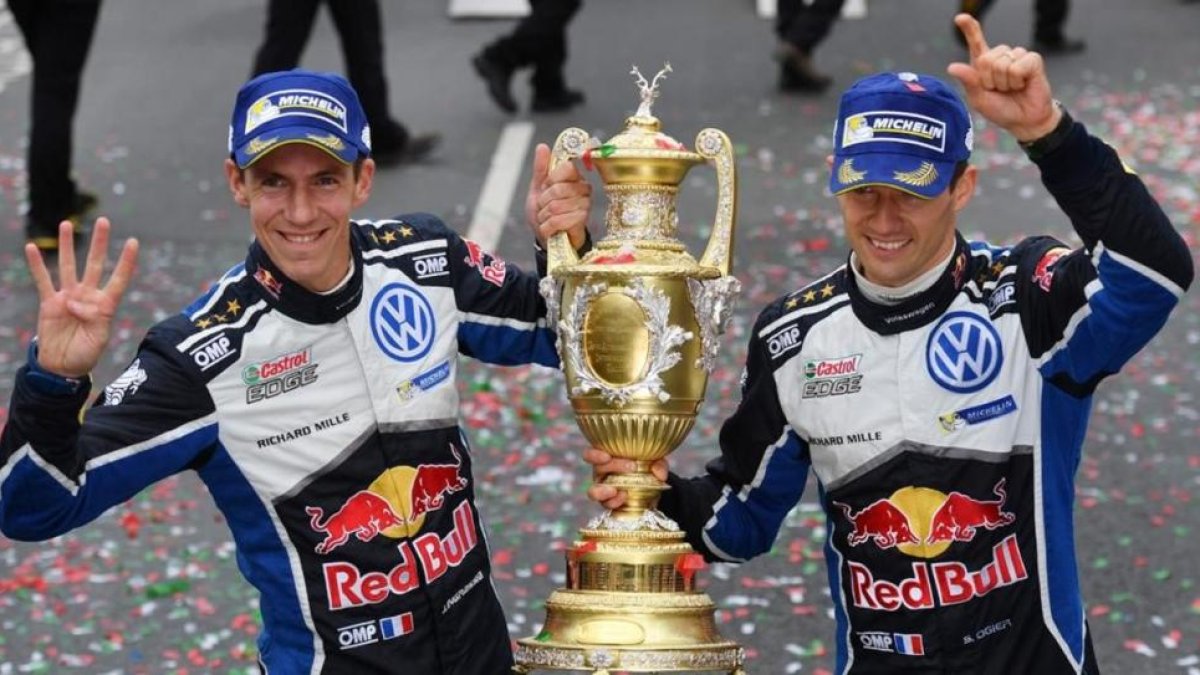 Julien Ingrassia y Sébastian Ogier celebran, en Gales, su cuarto título mundial consecutivo.