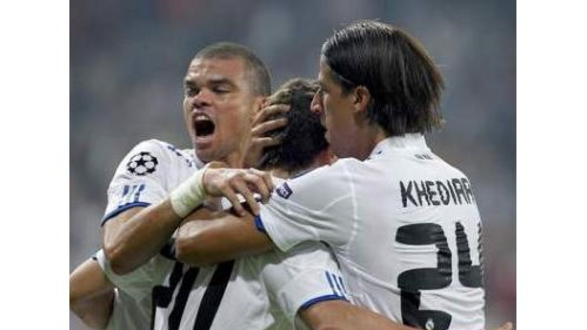 El delantero argentino del Madrid, Gonzalo Higuaín, celebra su gol con sus compañeros.