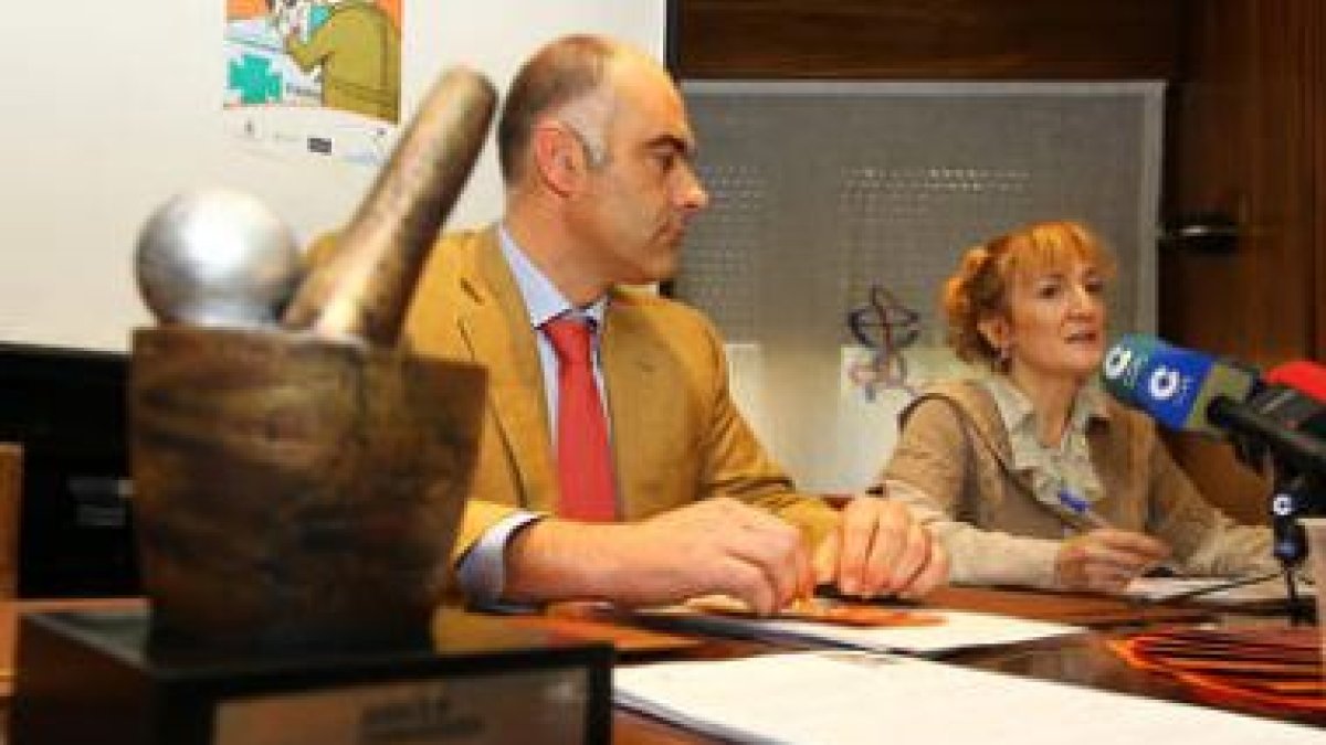 El presidente del colegio, Antonio Carrasco, y la vocal de Oficina de Farmacia, Magdalena Sánchez.