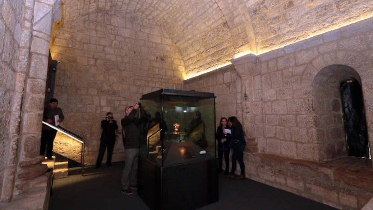 La sala habilitada en San Isidoro, en el cuerpo bajo de la torre del gallo, para exhibir exclusivamente el Santo Gril.
