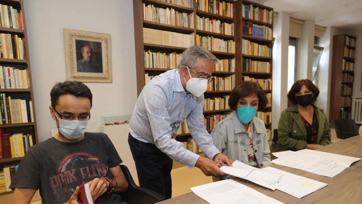 Oliver Álvarez, Jesús Courel, Concepción de Vega y Ester Folgueral, ayer en la Biblioteca. L. DE LA MATA