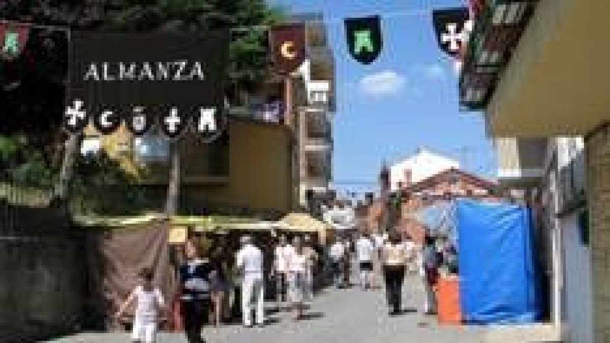 Algunas de las calles de Almanza se adornaron para acoger el mercado medieval